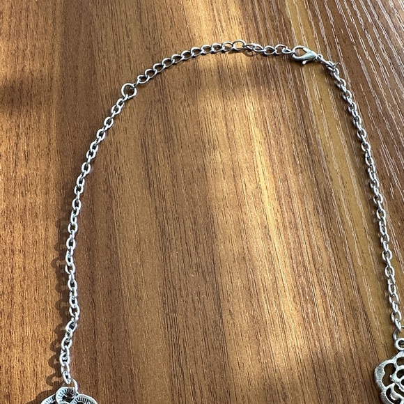 Elegant Silver Floral Necklace 🌺 - Picture 5 of 5